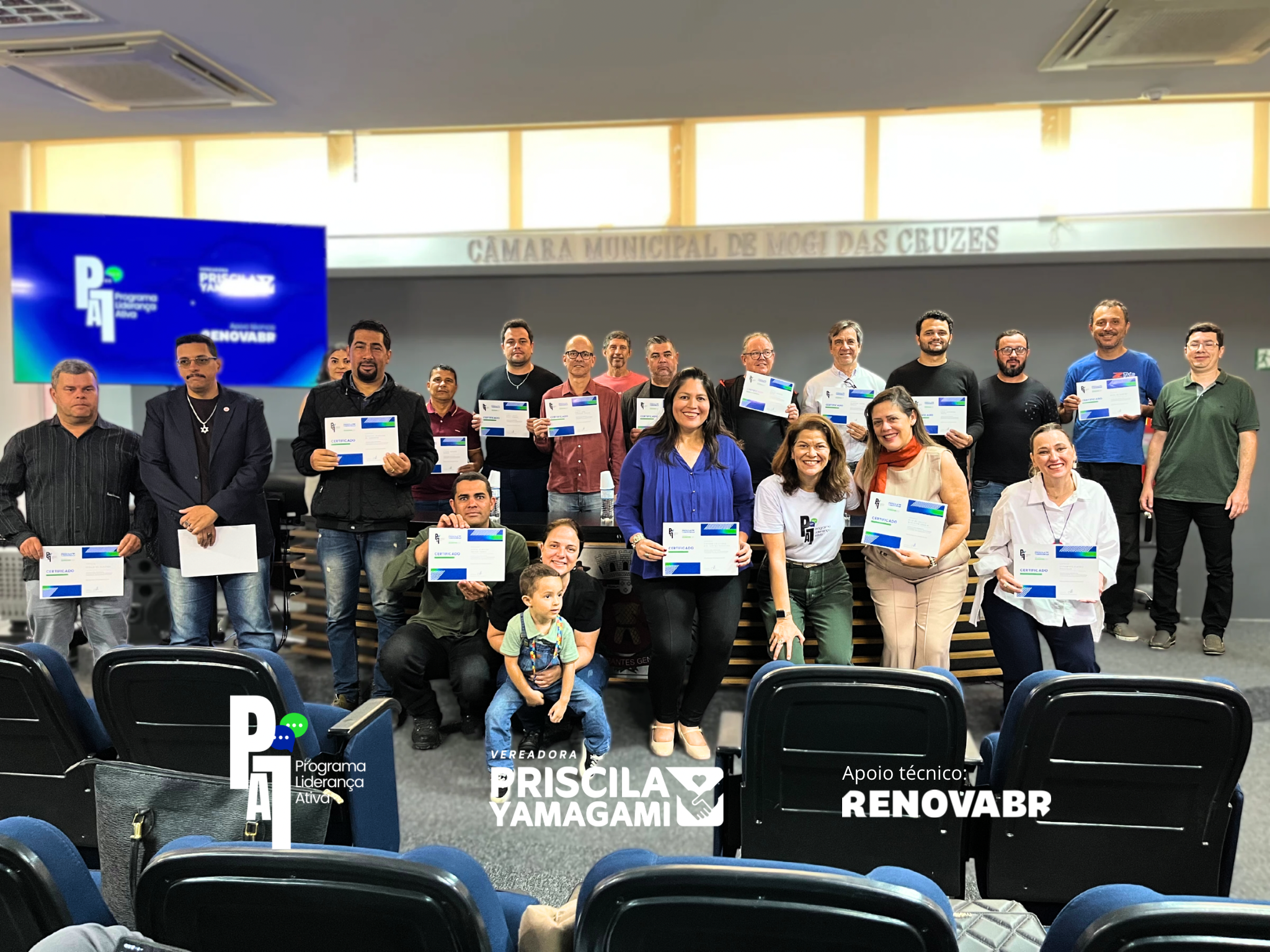Formandos do PLA com certificados na Câmara Municipal de Mogi das Cruzes